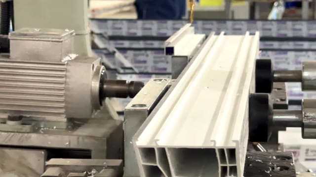Обработка пластикового профиля в цехе